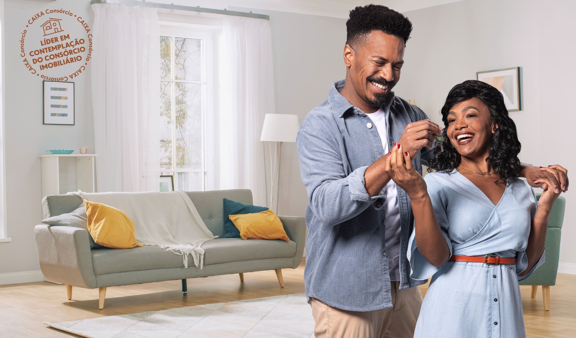 Casal brasileiro comemorando as chaves da casa nova